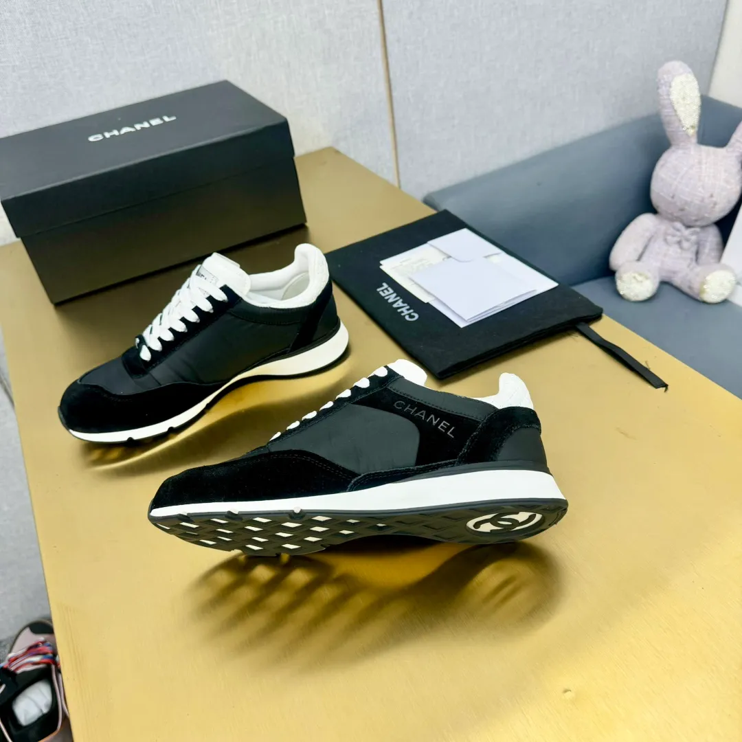 👟👟Ex-factory price 560👟👟 CHANEL Chanel thick-soled panda sneakers Panda biscuit shoes Chanel 2024ss popular panda shoes 🐼Colorful thick-soled casual sports shoes sneakers counter synchronization The counter is very popular Very difficult to buy a shoe The most popular thick-soled panda shoes on the Internet It can be imagined that small fragrance control can not miss it, both appearance and comfort coexist Simple and versatile white shoes. The thick sole increases height and is super versatile. You can wear it with your eyes closed😍Whoever wears it will look better. Upper: calfskin. Lining: imported sheepskin lining. Outsole: TPU original outsole. Size: 35-40 (41 customized.